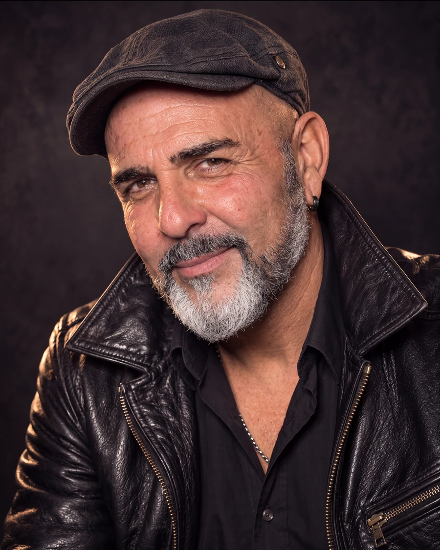 Retrato oficial de Alfredo Latorre con gorra y chaqueta de cuero